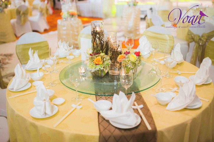 Trang trí bàn tiệc cưới bằng nến thơm